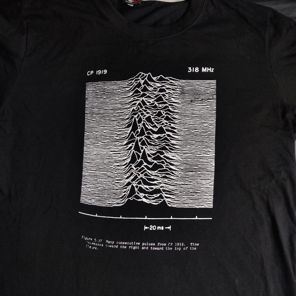 Camisa da origem da capa de "Unknown Pleasures"