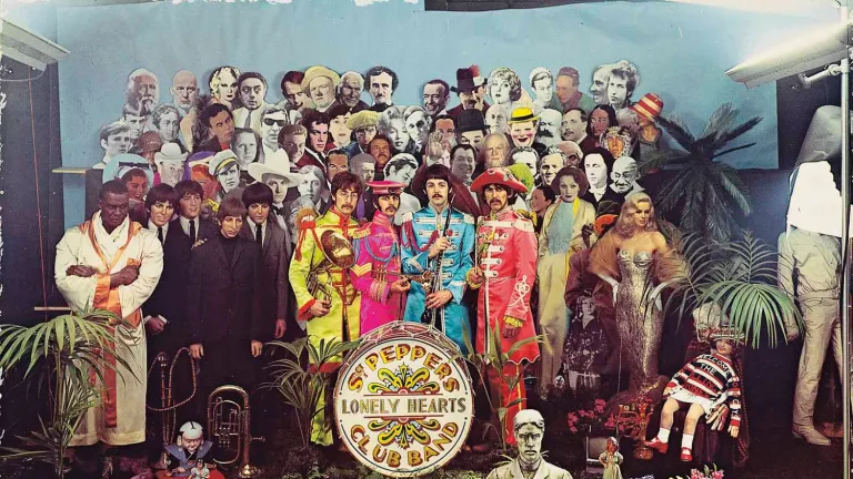 Beatles: As quatro personalidades que foram excluídas da capa do “Sgt. Pepper’s”