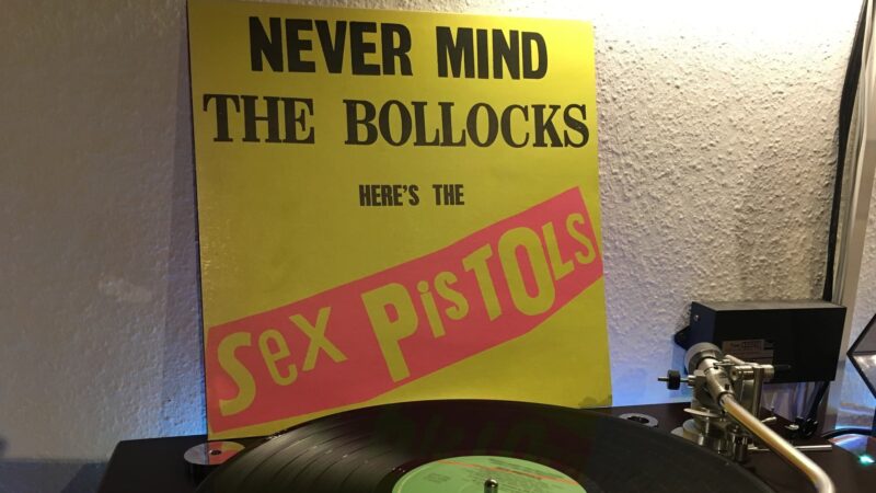 Steve Jones, guitarrista dos Sex Pistols, comenta oito faixas do “Never Mind the Bollocks”