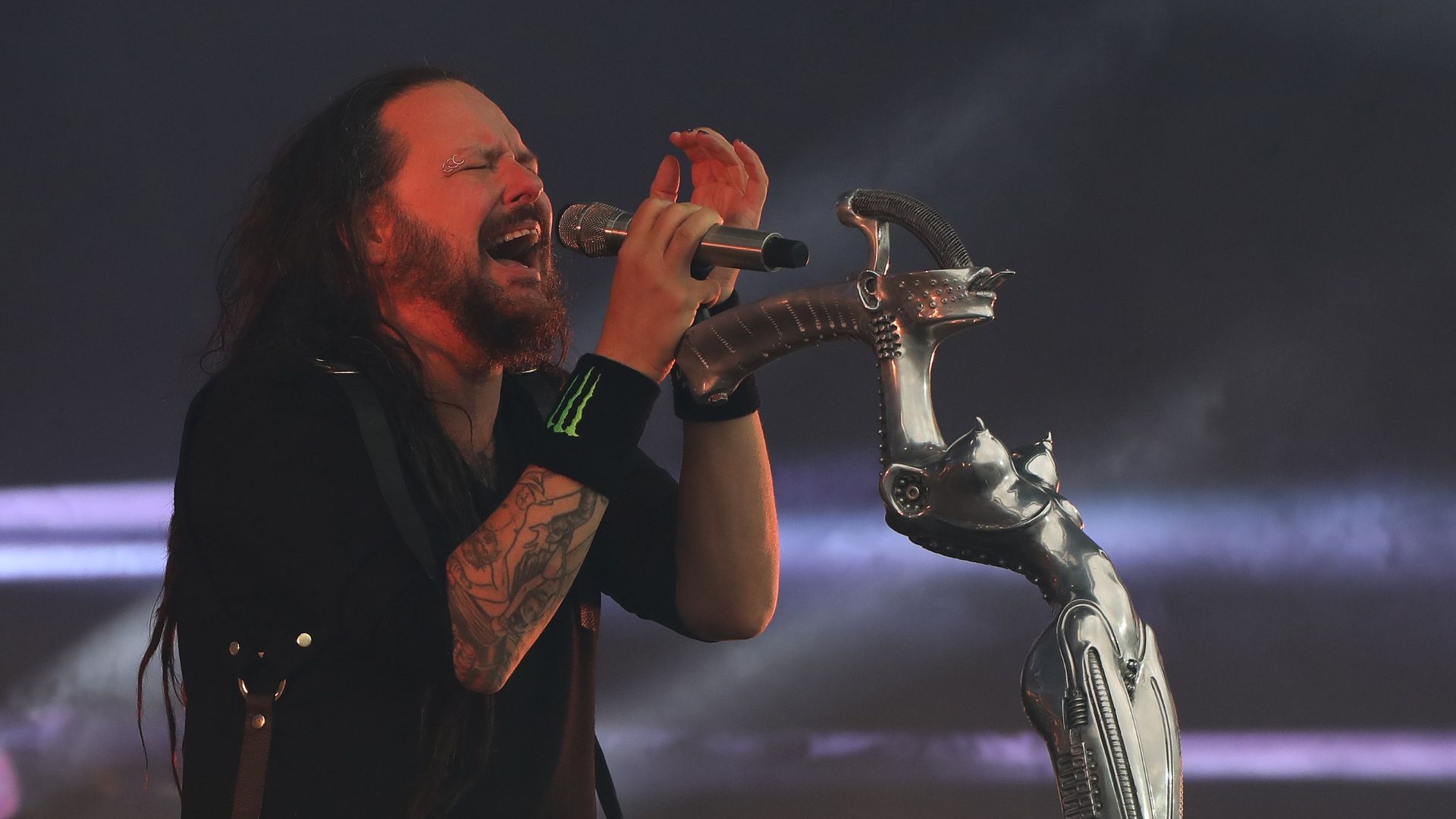 Vocalista do Korn relembra por que começou a usar seu tradicional agasalho da Adidas