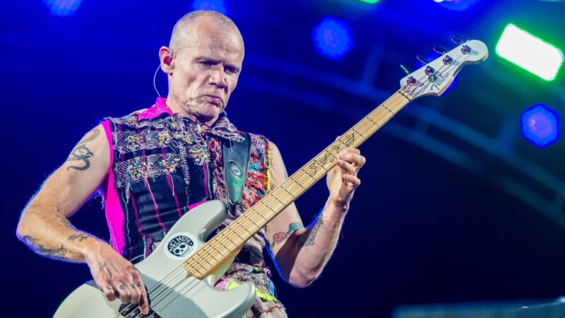 Flea explica a diferença entre tocar com Josh Klinghoffer e John Frusciante