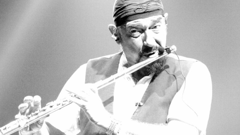 Ian Anderson conta quem foi o guitar hero que o fez largar a guitarra e aprender flauta